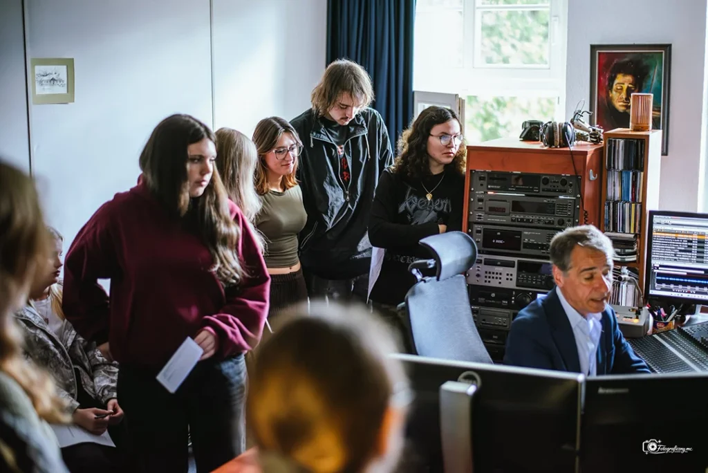 Uczniowie technikum fotografii i multimediów w Radio Opole